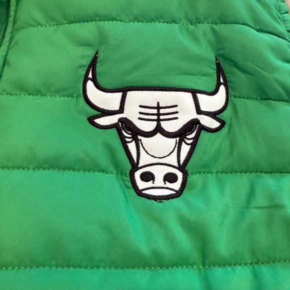 Green Puffer Vest Chicago Bulls logo - Picture 3 of 4